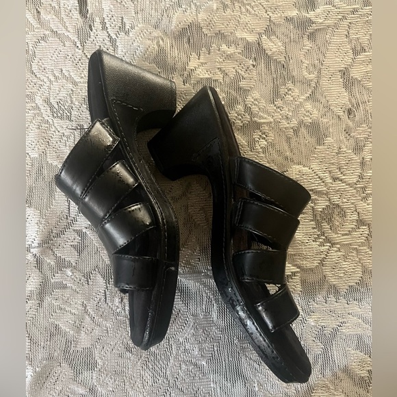 Black Slip On Sabdals wit 2.5 inch heel - Picture 2 of 4